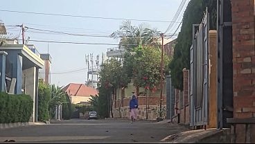 Wtf, Si Ibu Arab Colmek Di Pinggir Jalan Depan Rumah, Pamerin Memek Basahnya.