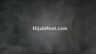 Gadis Jilbab Ketat Di Kantor Digebukin Ramai-ramai Sama Bos.