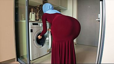 Ibu Tiri Berjilbab Ketahuan Lihat Pantat Montokku, Matanya Nakal Banget