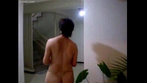 Ibu-ibu China Montok Siram Tanaman, Memek Basah Kena Percikan Air.