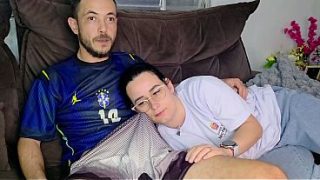 Irmã De Criação Gemendo Baixinho Enquanto O Meio-irmão A Provoca Vendo O Jogo Do Brasil