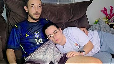 Irmã De Criação Gemendo Baixinho Enquanto O Meio-irmão A Provoca Vendo O Jogo Do Brasil
