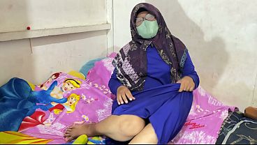 Wanita Berhijab Lagi Mainin Diri Sendiri Sampai Basah