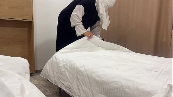 Pembantu Arab Menggoda Tamu Hotel Di Kamar Dengan Memek Ketatnya Yang Bikin Nafsu Naik.