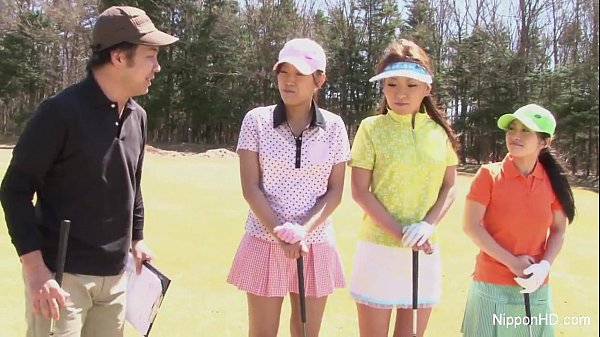 Gadis Asia Belia Main Golf Sambil Telanjang, Montok-montok Bergoyang Di Lapangan.